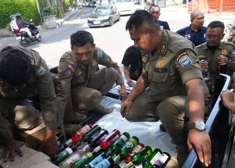 Satpol PP Kota Bandung Sita 134 Botol Minuman Beralkohol dan 1.303 Obat Ilegal
