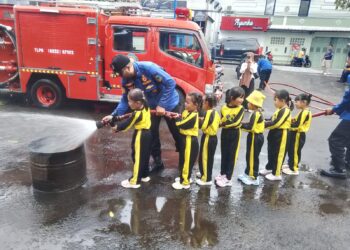 Anak Balita Turut  Memadamkan Kebakaran