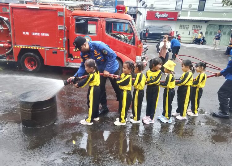 Anak Balita Turut  Memadamkan Kebakaran