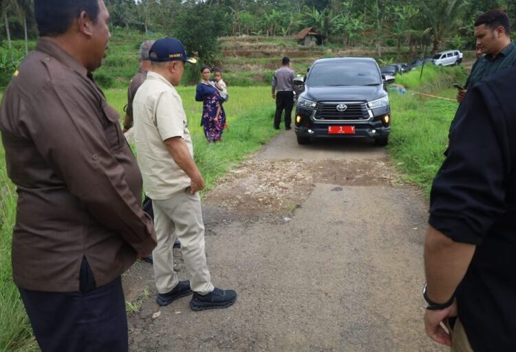 Jalan Desa Cipasung – Paninggaran Bertahun-tahun Rusak Berat