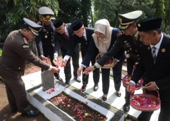 Bupati Ziarah ke TMP Haurduni  Penghormatan kepada Pejuang Kemerdekaan