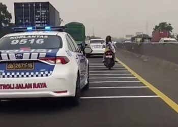 Pemotor Wanita Tanpa Helm Nekat Meluncur di Tol Japek, Ini Penjelasan Kainduk PJR