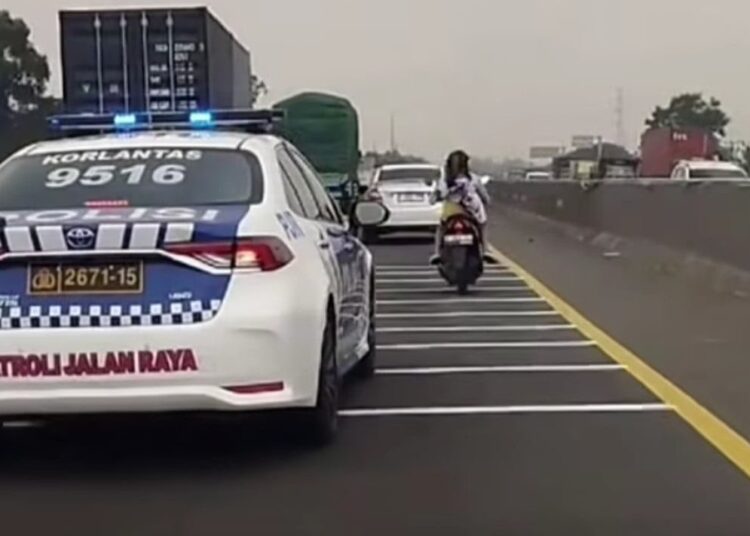 Pemotor Wanita Tanpa Helm Nekat Meluncur di Tol Japek, Ini Penjelasan Kainduk PJR