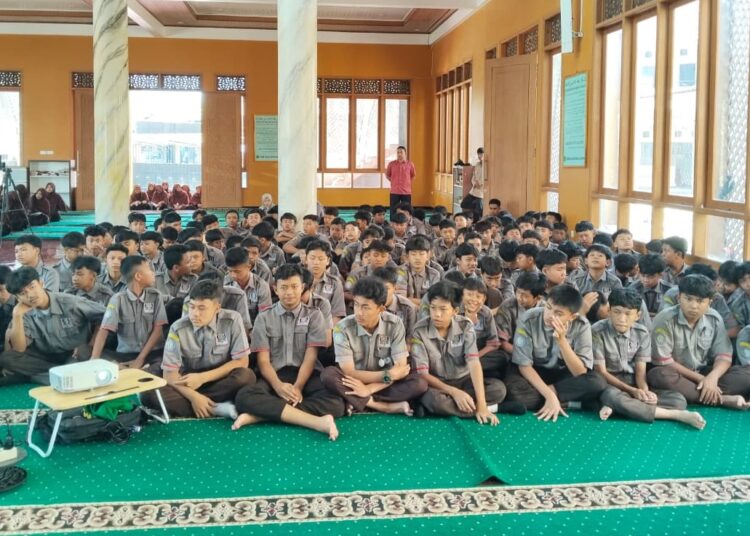Kapolsek Wanaraja Beri Penyuluhan Bahaya Narkoba kepada Ratusan Santri Madrasah Tsanawiyah