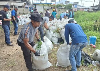 Ratusan Karung Sampah Dibersihkan dari  Kolong Jembatan Tol Cisumdawu