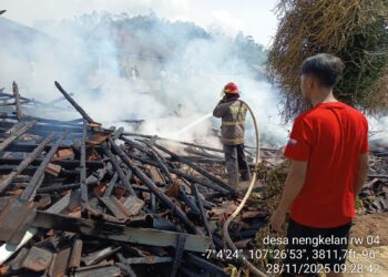 Dua Rumah  Panggung di Ciwidey Jadi Abu Diamuk Si Jago Merah