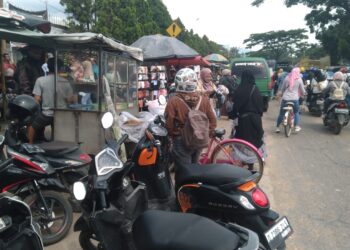 Jalan Bandung-Garut Semrawut : Pasar Tumpah, Sampah, Kendaraan Melawan Arus Hingga PJU Mati