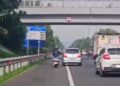 Viral, Pemotor Meluncur dengan Tenangnya di Tol Pasteur