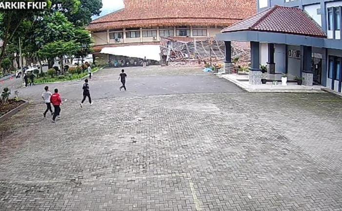 Puluhan Mahasiswa Unsil Tertimpa Atap Gazebo Tua