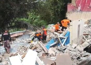 Rumah 2 Lantai Ambruk Nyaris Rata dengan Tanah