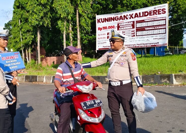 1.200 Motor Terjaring Operasi Zebra 2025, Satlantas Bagikan Helm Standar SNI