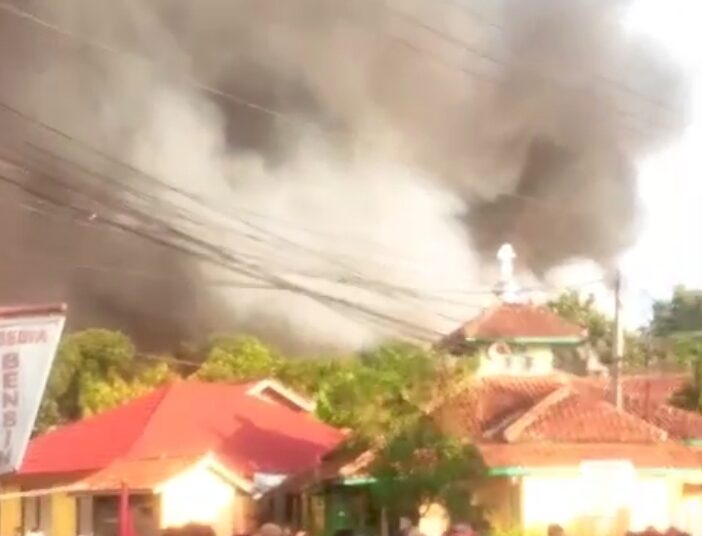 Breaking News: 2 Gudang Garmen PT Maxtex di Cikancung Kabupaten Bandung   Terbakar