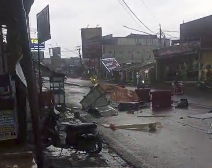 Angin Puting Beliung Terjang Ujungberung, Sejumlah Rumah Rusak, Billboard Ambruk dan Pohon Tumbang