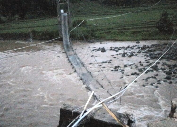 Jembatan Gantung Cimanisan Ambruk, Warga Toblong Garut Kesulitan