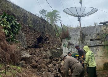 TPT Setinggi 70 Meter Ambruk menimpa 2 Rumah di Cibunut
