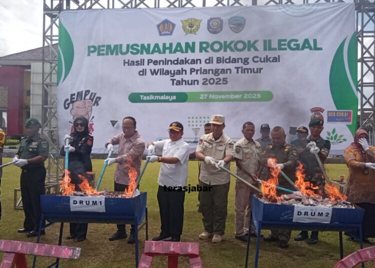 Walikota Tasikmalaya Pimpin Pemusnahan Rokok Ilegal Senilai Rp8 Miliar
