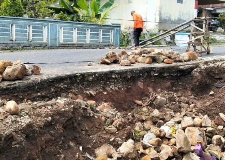 Jalan Desa Sukarapih-Cimara Terputus, Satu Rumah Terdampak longsor