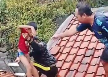 Diterjang Banjir dari Jalan Dayeuhkolot Tak Bisa Dilalui Kendaraan Hingga Warga di Bojongsoang Naik ke Atap Rumah