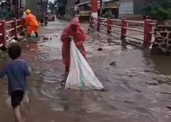 Hujan Deras Terjang Wilayah Timur, Jalan Raya di Cileunyi, Rancaekek dan Jatinangor Tergenang Banjir