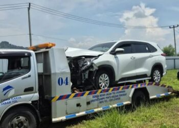 Innova Tabrak Innova di Tol Cisumdawu, 1 Mobil Terbalik