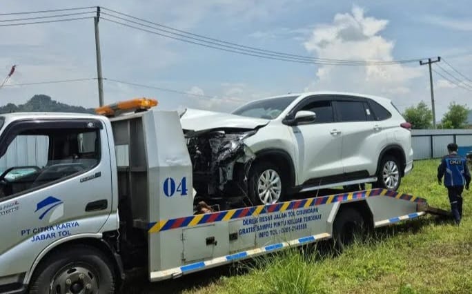 Innova Tabrak Innova di Tol Cisumdawu, 1 Mobil Terbalik