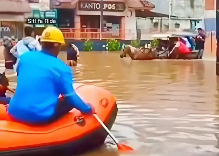 Diterjang Banjir, Jalan Raya Dayeuhkolot Tak Bisa Dilalui Kendaraan