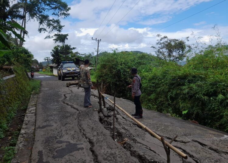 Jalan Sepanjang 50 Meter Amblas, Polisi Rekayasa Lalulintas di Jalur Pamalayan Linggamanik, Garut