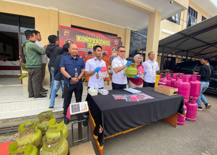 Rugikan Warga Miskin, Dua Pelaku Praktik Culas Suntik Gas LPG Diciduk Polisi