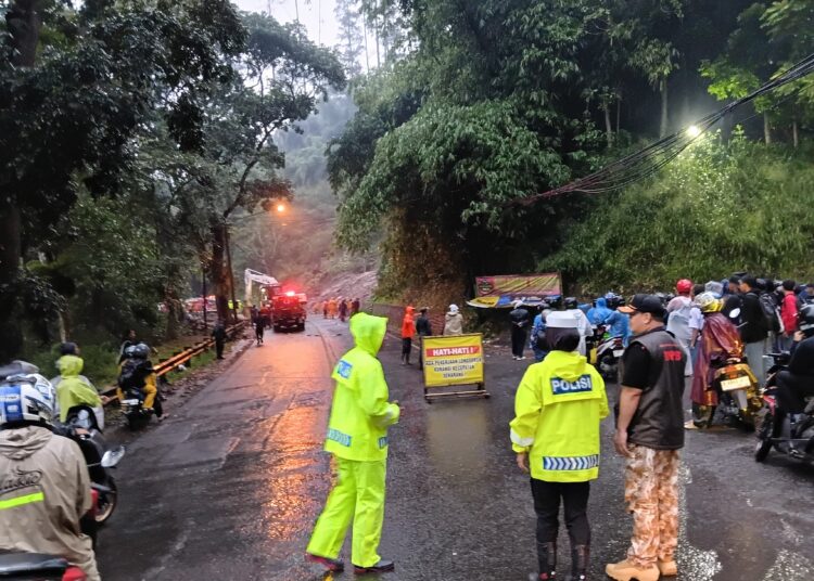 Jalan Cadas Pangeran Sempat Ditutup Total, Usai Terjadi Longsor Susulan