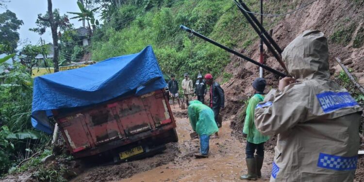 Longsor Menutup Jalan Penghubung Cijakang – Singajaya