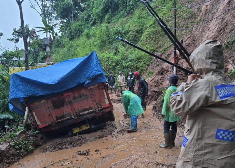 Longsor Menutup Jalan Penghubung Cijakang – Singajaya