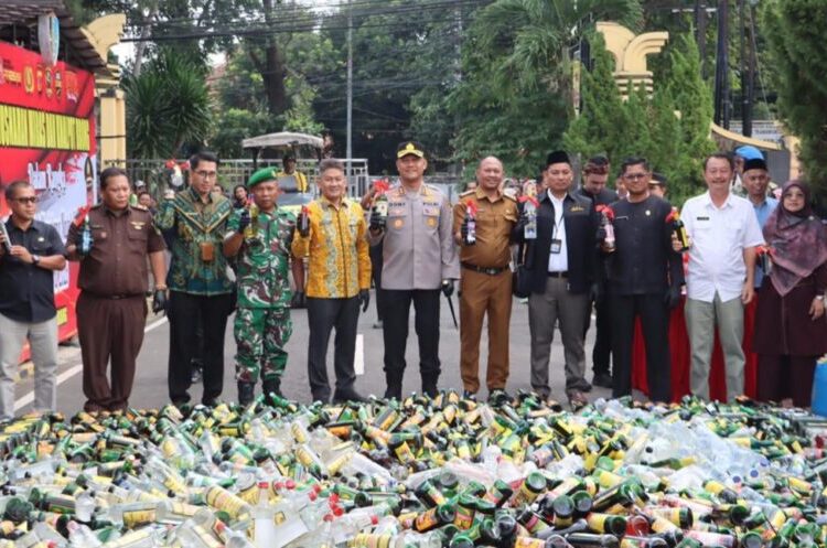 Jelang Operasi Lilin Lodaya, Polres Subang Musnahkan 16.000 Botol Miras dan 520 Knalpot Brong
