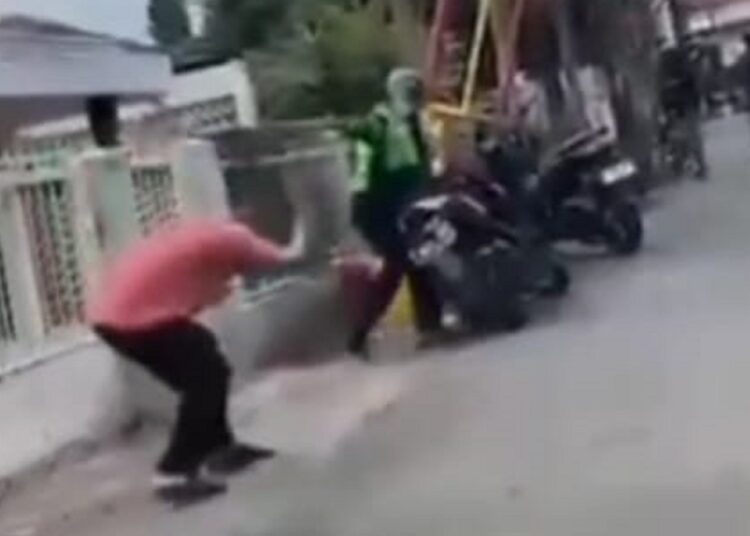 Pria Berjaket Ojol Menembaki Seorang Lansia, Akhirnya Ditangkap Warga