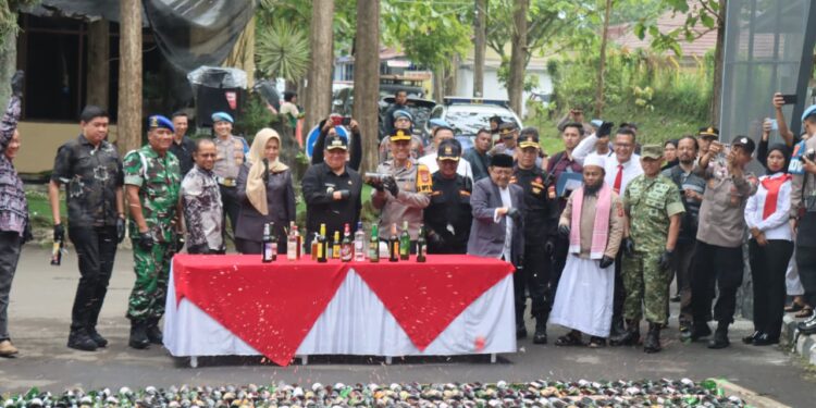 Ribuan Botol Miras Ilegal dan Knalpot Bising Dimusnahkan