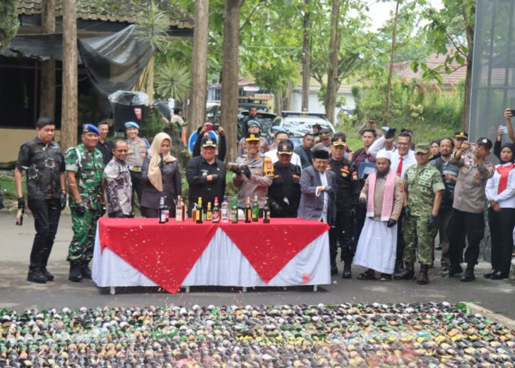 Ribuan Botol Miras Ilegal dan Knalpot Bising Dimusnahkan