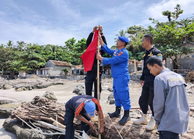 Cegah Kecelakaan Laut, Sat Polairud Polres Garut Pasang Spanduk Bendera Merah di Pantai Selatan