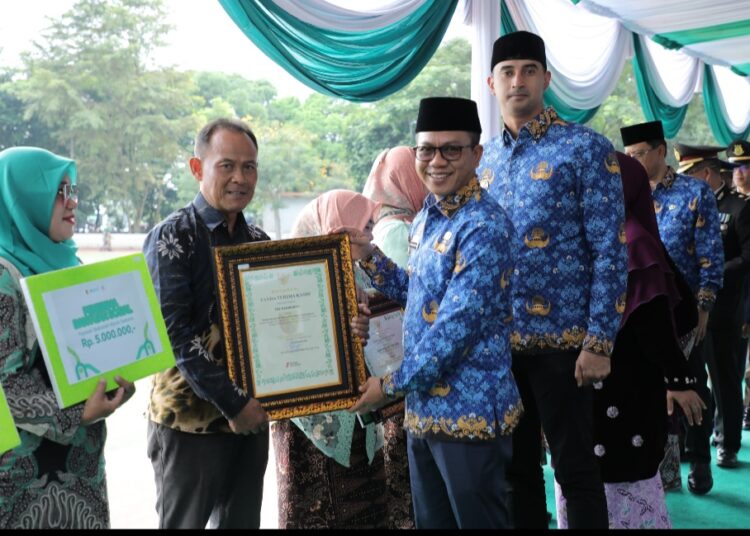 Tangani Banjir Dayeuhkolot, Tri Rahmanto Raih Penghargaan dari Pemkab Bandung