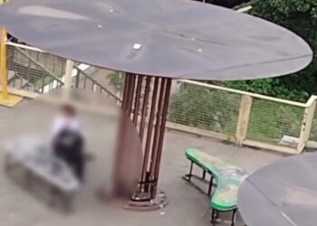 Duuhhhh, Sepasang Remaja Terciduk Berbuat Asusila di Teras Cihampelas Bandung