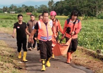 Siswa Kelas 2 SD Hanyut Terbawa Arus Anak Sungai Saat Main Bola, Mayatnya Ditemukan 3 Jam Kemudian