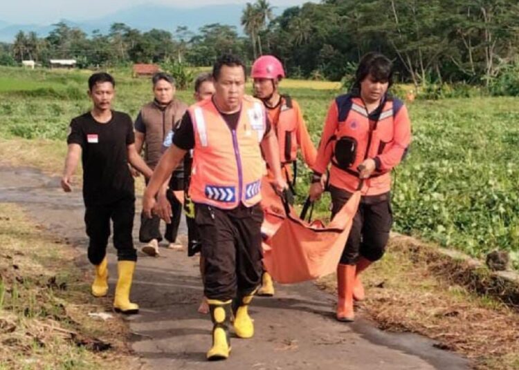 Siswa Kelas 2 SD Hanyut Terbawa Arus Anak Sungai Saat Main Bola, Mayatnya Ditemukan 3 Jam Kemudian