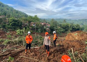 Tim SAR Gabungan Upayakan Pencarian Tiga Warga yang Tertimbun Longsor di Wargaluyu, Kec. Arjasari Kab. Bandung