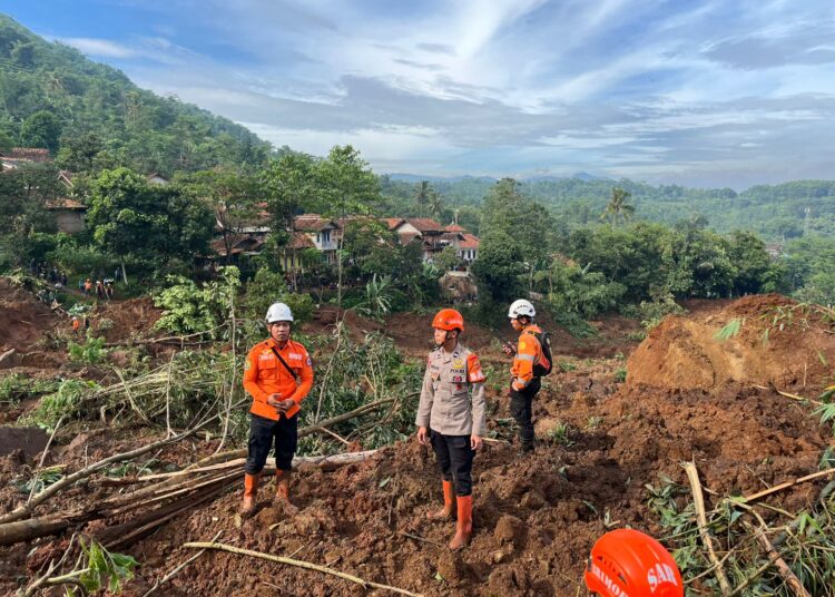Tim SAR Gabungan Upayakan Pencarian Tiga Warga yang Tertimbun Longsor di Wargaluyu, Kec. Arjasari Kab. Bandung