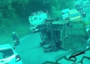 Truk Bermuatan Sampah Terguling di Cipatat