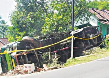Ngantuk Berat Saat Berkendara, Truk Boks Mie Instan Jungkir Balik