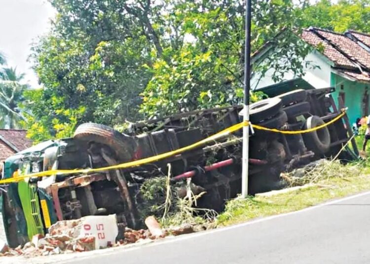 Ngantuk Berat Saat Berkendara, Truk Boks Mie Instan Jungkir Balik