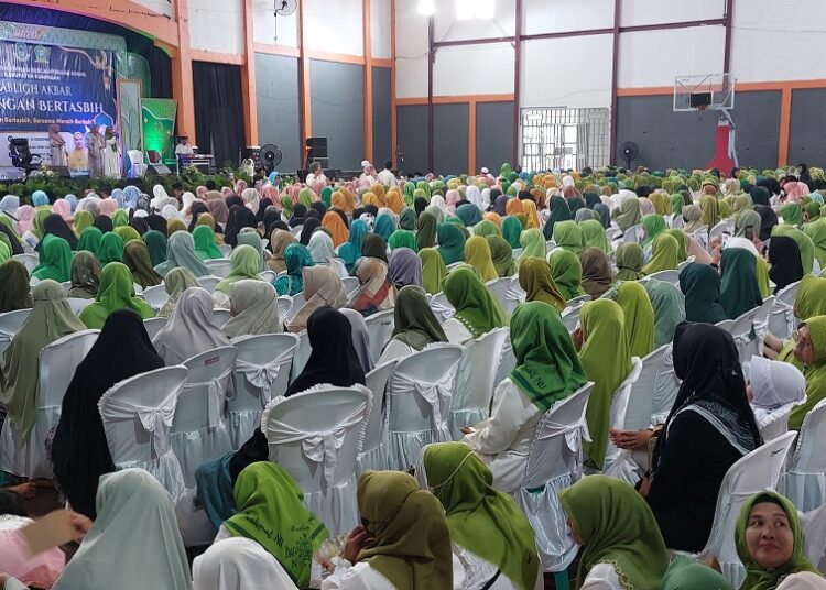 Ustadzah Mamah Dedeh Diserbu Ribuan Jemaah di GOR Ewangga Kuningan