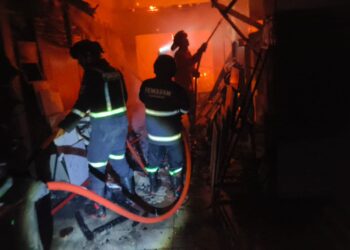 Toko Bangunan Sri Mekarwangi Diamuk si Jago Merah