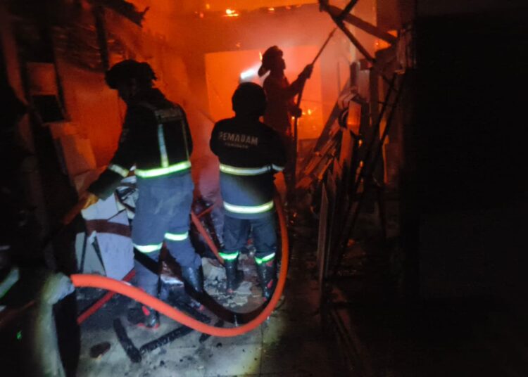 Toko Bangunan Sri Mekarwangi Diamuk si Jago Merah