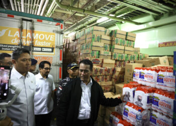 Mentan Kirim Logistik Bantuan Bencana Satu Kapal Penuh ke Sumatra