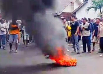 Ribuan Warga Desa Serbu Kantor Desa Tuntut Kades Mundur